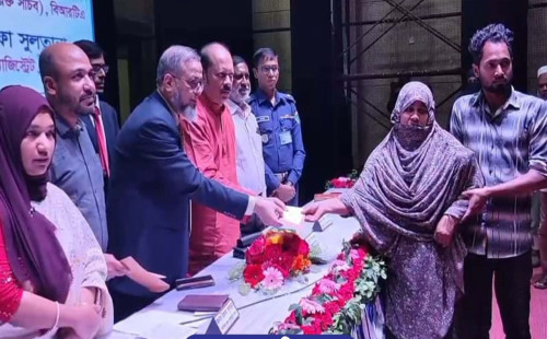 যশোর সহ ৩ জেলায় সংঘটিত সড়ক দুর্ঘটনায় ক্ষতিগ্রস্তদের মাঝে ৫ কোটি ৮৬ লক্ষ টাকার চেক বিতরণ